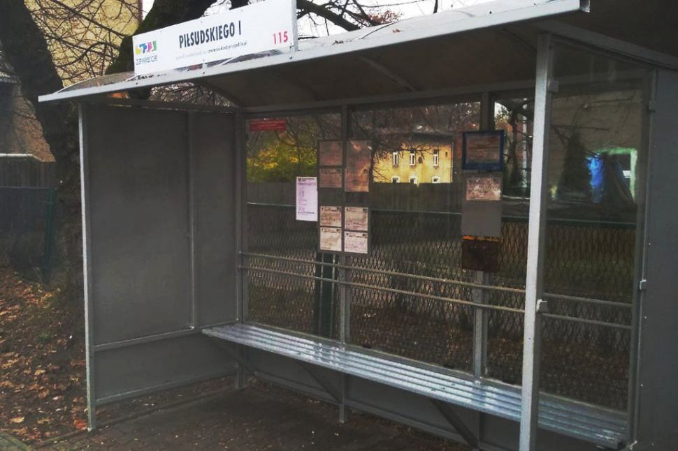 W Zawierciu 65-letni wandal zniszczył wyremontowany przystanek autobusowy.