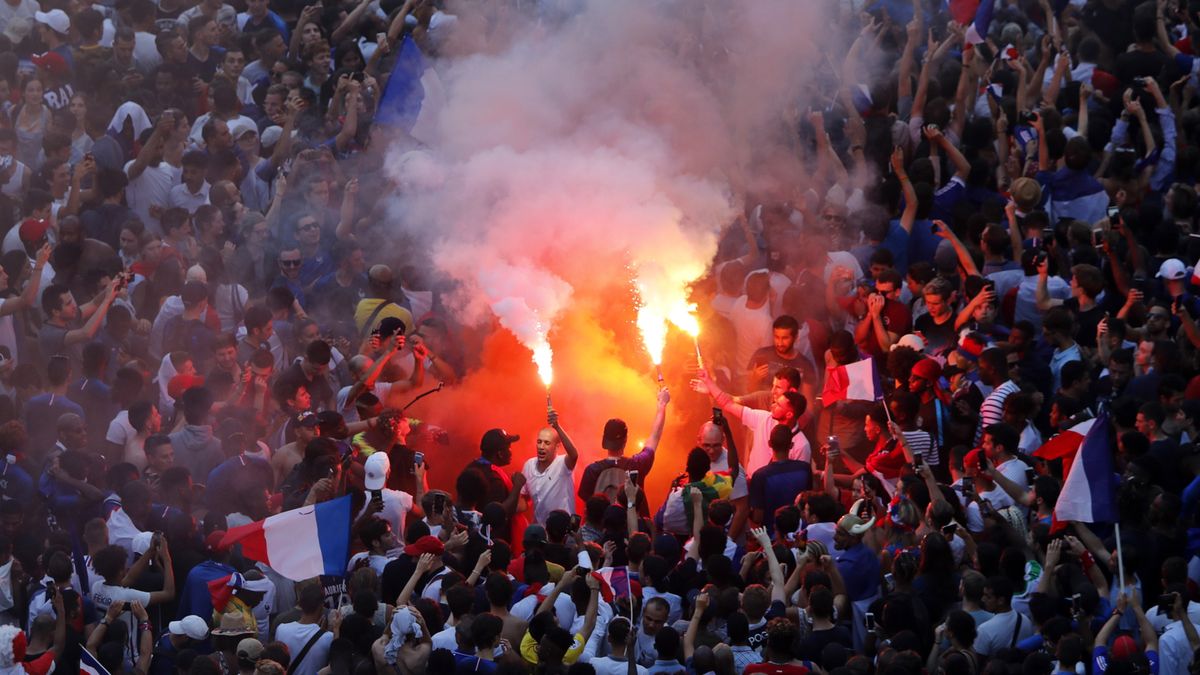 PAP/EPA / GUILLAUME HORCAJUELO / Na zdjęciu: radość kibiców reprezentacji Francji
