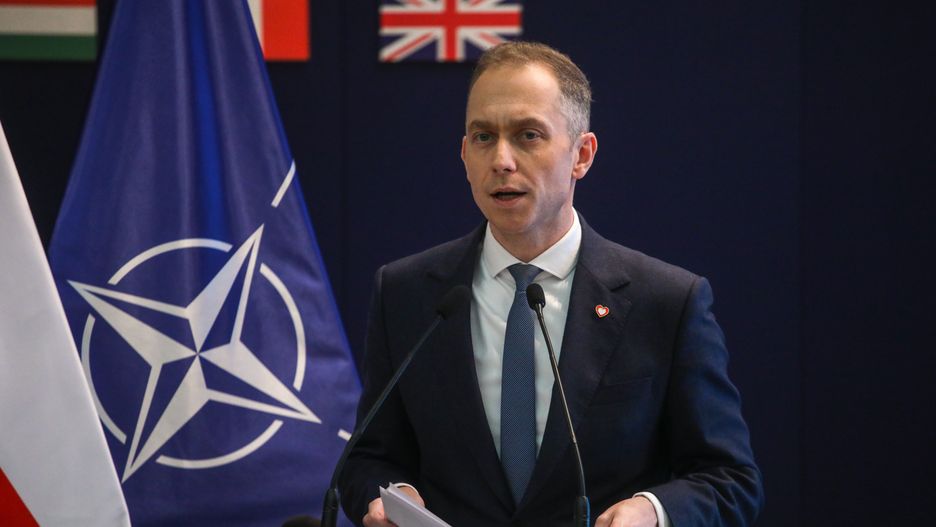 Warszawa, 25.04.2024. Wiceminister obrony narodowej Cezary Tomczyk na konferencji prasowej w siedzibie MON w Warszawie, 25 bm. Spotkanie dot. bieżących działań MON w tym audytu. Przedstawione zostały także informacje o wnioskach kierowanych do prokuratury. (aldg) PAP/Albert Zawada
