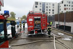 Nocny pożar w Gdyni. Na terenie serwisu płonęło kilkanaście pojazdów