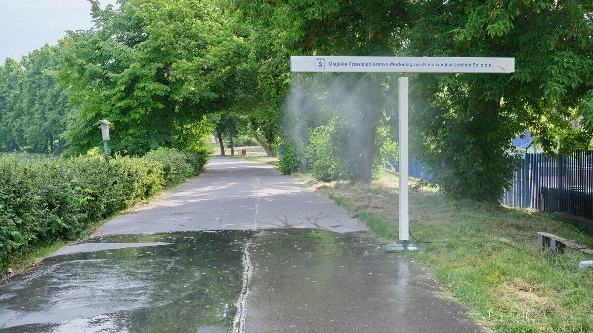 Kurtyna wodna na ścieżce rowerowej przy MPWiK