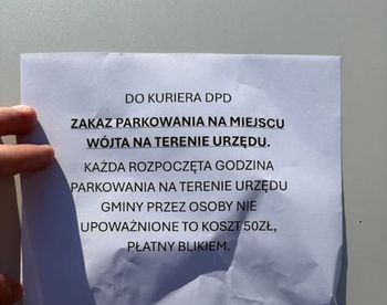 Kurier zaparkował na miejscu wójta. Za wycieraczką czekała kuriozalna wiadomość