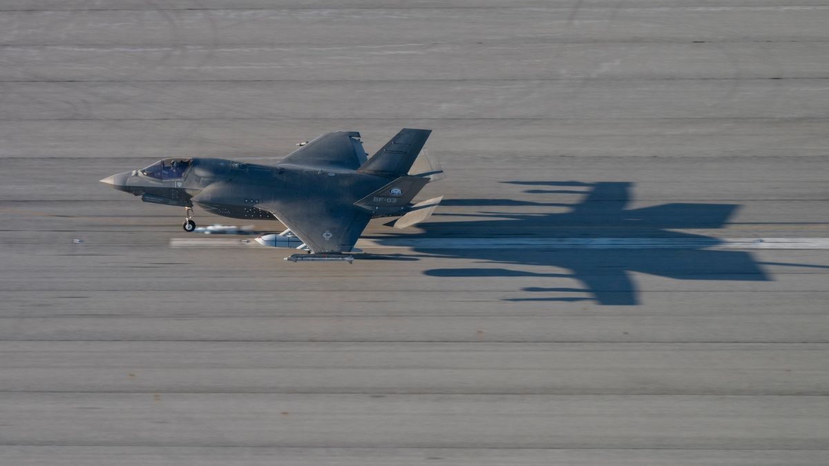 F-35B z podwieszonym pociskiem LRASM