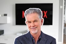 Reed Hastings na tle telewizora z Netfliksem, fot. unlpash