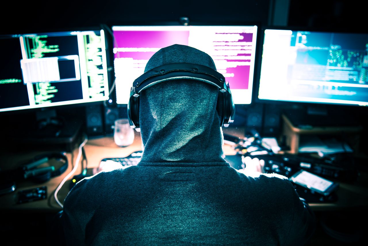 Haker przy komputerze.