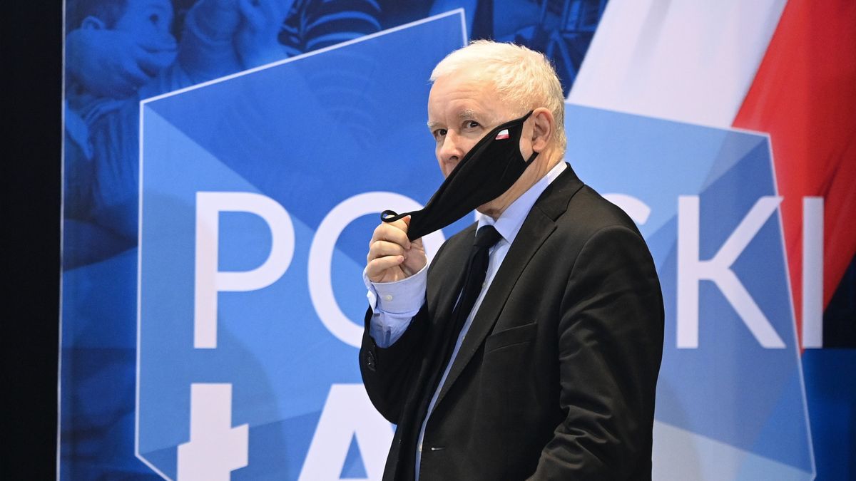 Rypin, 11.07.2021. Prezes PiS, wicepremier Jarosław Kaczyński podczas spotkania z mieszkańcami, 11 bm. w Domu Kultury w Rypinie. W trakcie wystąpienia Jarosław Kaczyński zaprezentował założenia programu "Polski Ład". (jm) PAP/Paweł Skraba