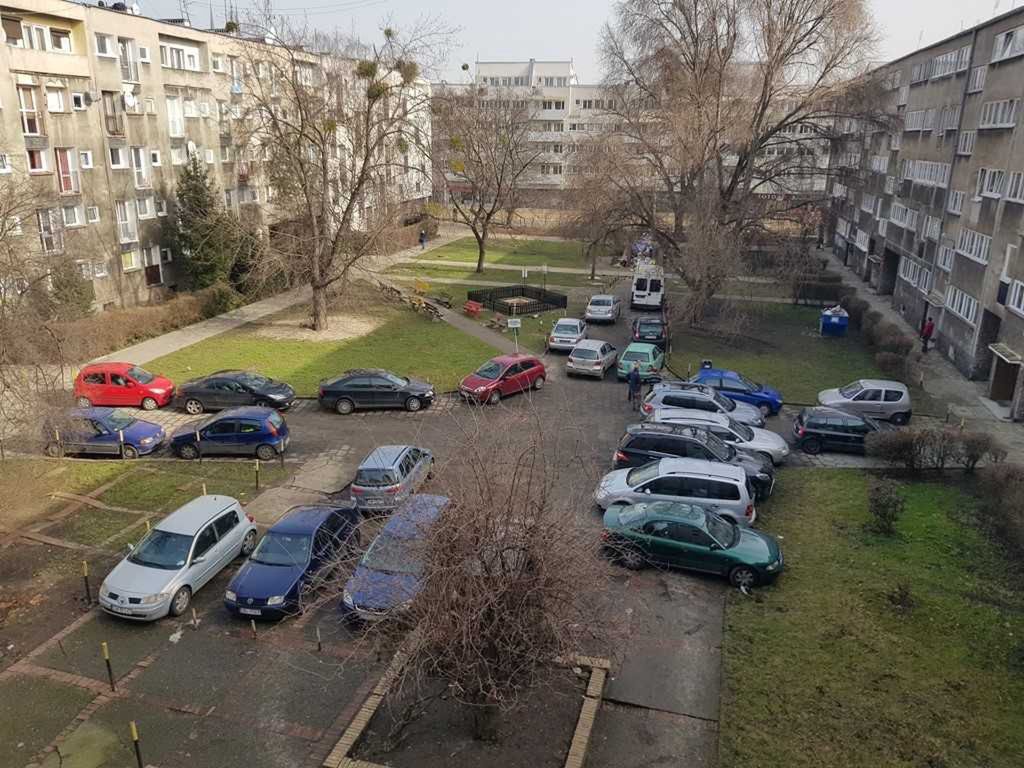 Wrocław. Podwórka tylko dla mieszkańców? Jest pomysł jak rozwiązać problemy z parkowaniem