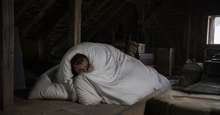 Schował się pod kołdrą na strychu. Tak próbował uniknąć więzienia