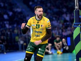 Trzy sety, osiem asów kadrowicza