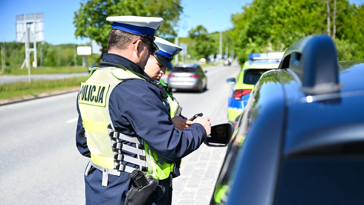 Koszalin, 20.05.2025. Policyjna kontrola na ulicy Gdańskiej w Koszalinie, 20 bm. W godzinach przedpołudniowych doprowadzony do budynku koszalińskiej Prokuratury Rejonowej w celu przesłuchania 28-latek uciekł pilnującym go policjantom przez znajdujące się w toalecie okno. W mieście trwa obława za zbiegiem. (pk/amb) PAP/Piotr Kowala