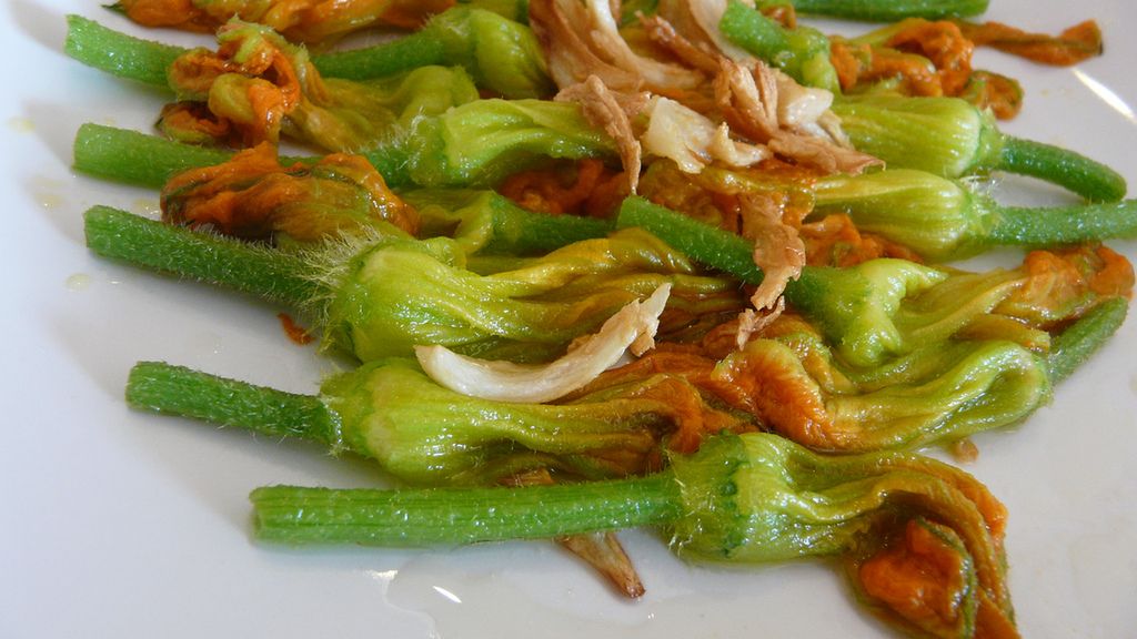 Kwiaty dyni gotowane z dodatkiem soli, odsączone