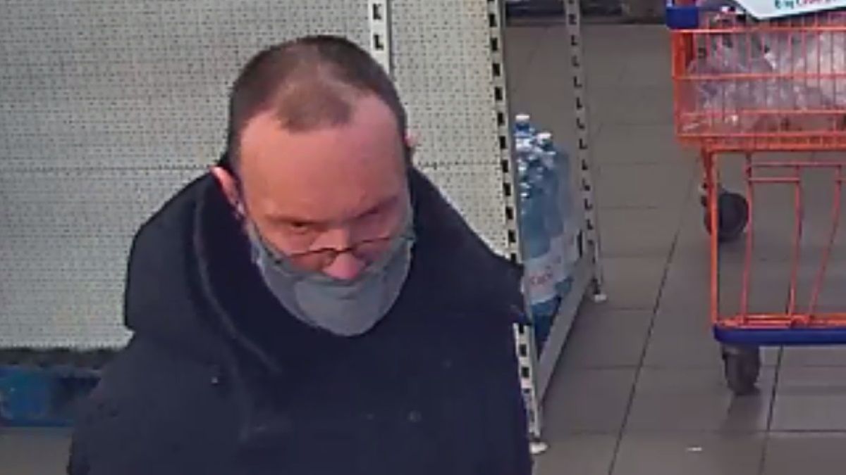 Znasz tożsamość tego mężczyzny? Dopuścił się kradzieży torebki jednej z klientek sklepu spożywczego