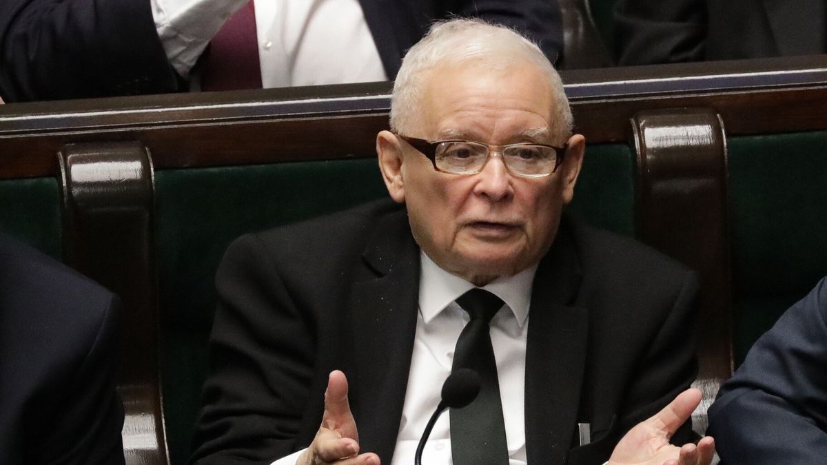 Warszawa, 17.04.2026. Prezes Prawa i Sprawiedliwości Jarosław Kaczyński na sali plenarnej Sejmu, 17 bm. Sejm w piątek ponownie nie odrzucił prezydenckiego weta do ustawy o rynku kryptoaktywów. (amb) PAP/Tomasz Gzell