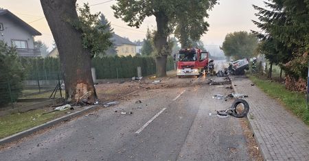 Auto wypadło z jezdni i uderzyło w drzewo. Nie żyje 20-latek