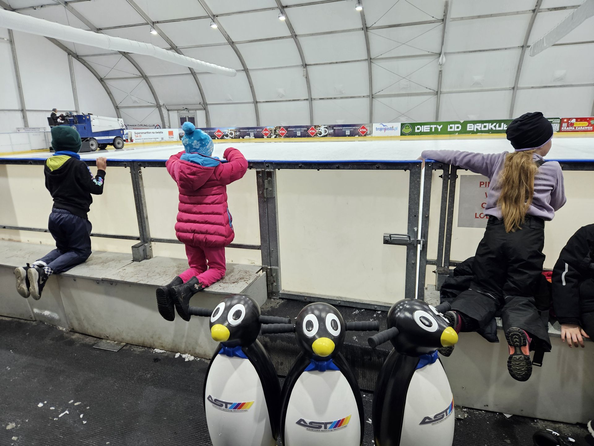 Mimo pełnego obłożenia, na ślizgawce nie ma przesadnego ścisku