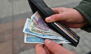 Dorabiała po emeryturze. Obniżą jej świadczenie. Resort tłumaczy