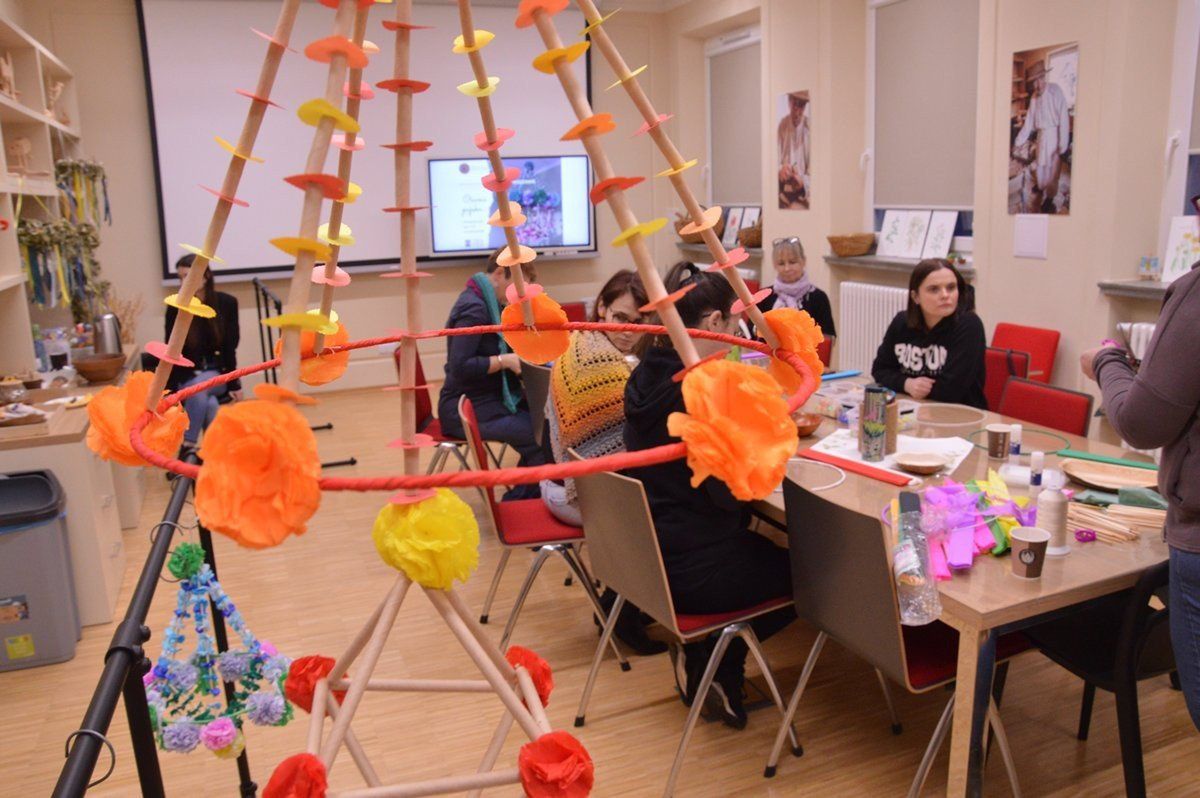 Uczestnicy wykonali pierwszą ozdobę świąteczną inspirowaną pająkiem ludowym