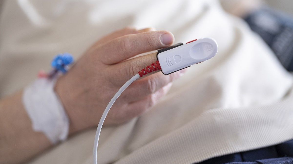 Chorował na covid przez dwa lata. W tym czasie wirus 50-krotnie mutował w jego organizmie