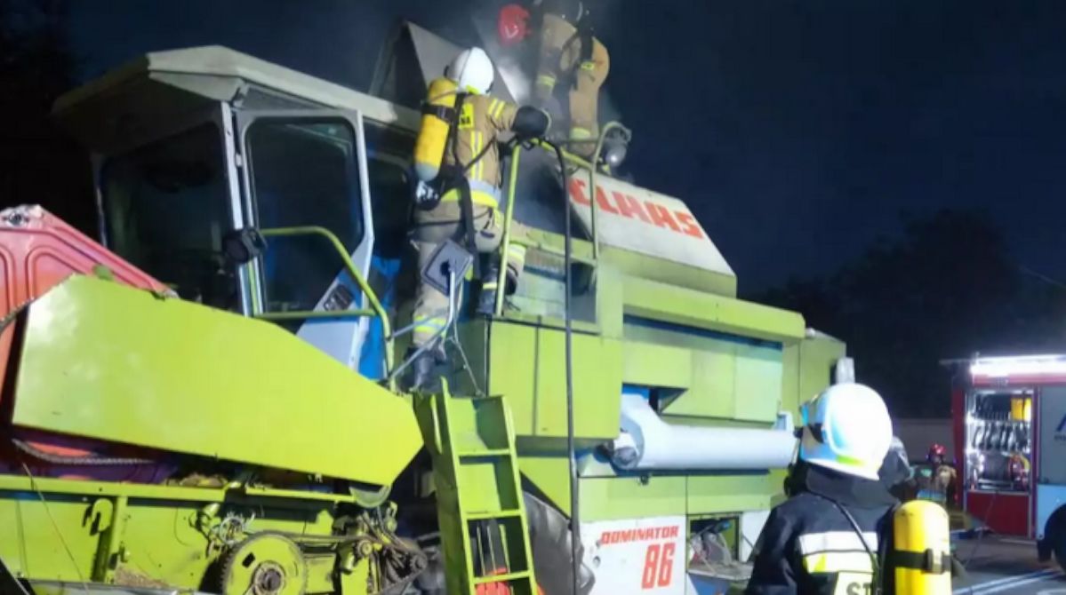 Śladków Mały: Pożar kombajnu na DK73. Kierowca trafił do szpitala