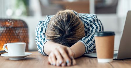 Ciągle brakuje ci sił? Niedobór tych 8 składników może dawać taki objaw