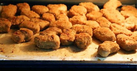 Drobiowe nuggetsy. Dlaczego dzieci nie powinny ich jeść?
