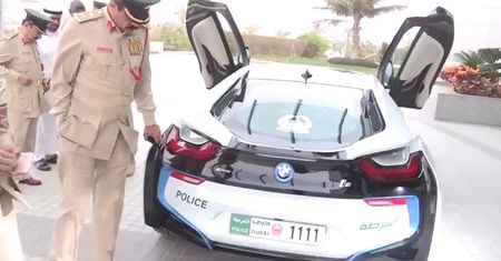 BMW i8 dołączyło do floty radiowozów Dubaju [wideo]