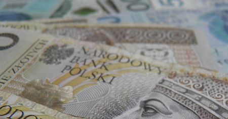 Kursy walut. RPP pozostaje "gołębia" na tle konkurentów w regionie