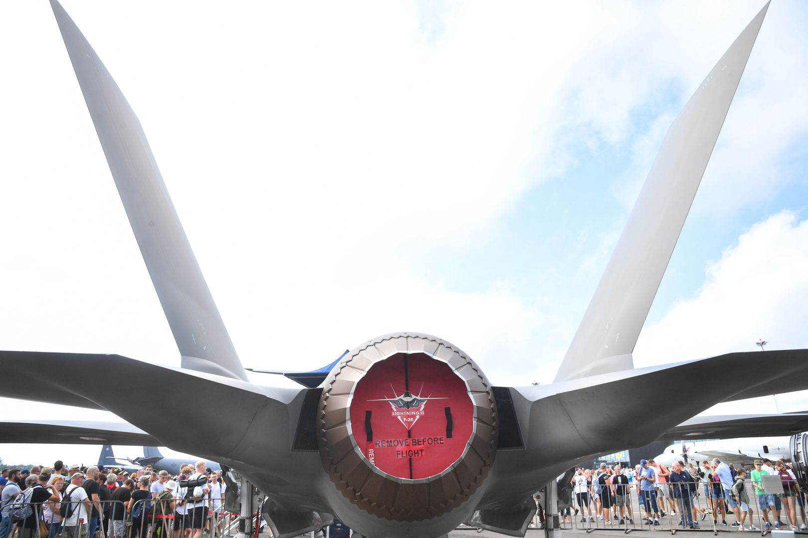 Radom, 27.08.2023. Drugi dzień Międzynarodowych Pokazów Lotniczych AIR SHOW Radom 2023 na terenie lotniska w Radomiu, 27 bm. Tegoroczna edycja wydarzenia odbywa się pod hasłem "Niezwyciężeni w przestworzach". (mr) PAP/Radek Pietruszka ***Zdjęcie do depeszy PAP pt. Radom/ Trwają Międzynarodowe Pokazy lotnicze Air Show***
