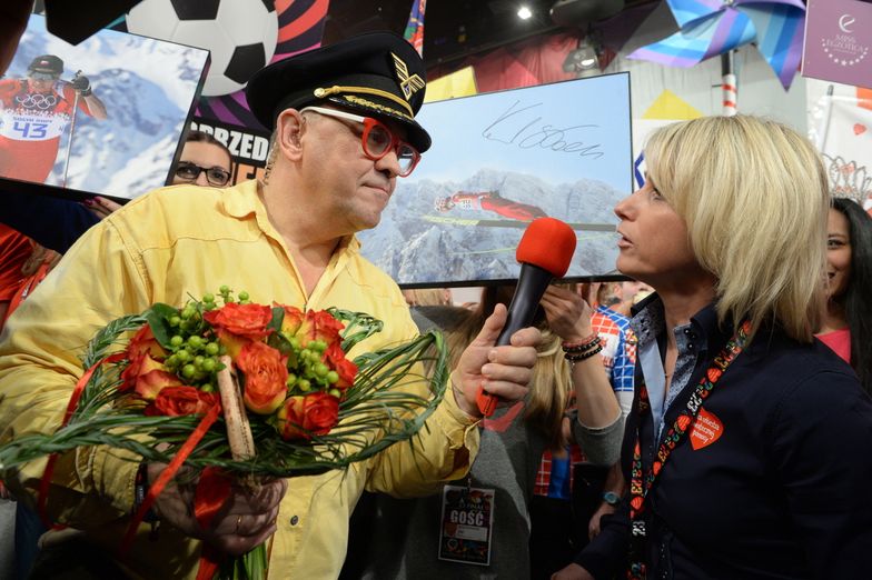 Lidia Sobańska z PAP przekazuje Jurkowi Owsiakowi zdjęcia na aukcję.<br>