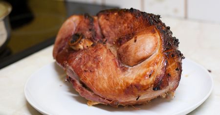 Pieczona peklowana szynka wieprzowa w puszce