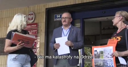 Protest przed Urzędem Wojewódzkim w Opolu ws. sytuacji na Odrze. Urzędnik: Nie ma katastrofy
