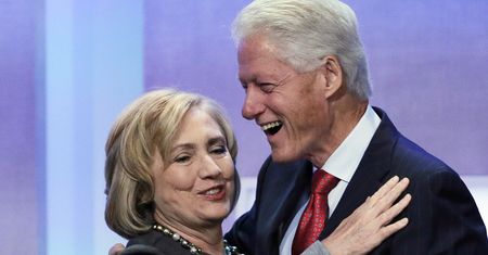 Fundusz Clintonów przyjął od Kataru dotację z pominięciem prawa