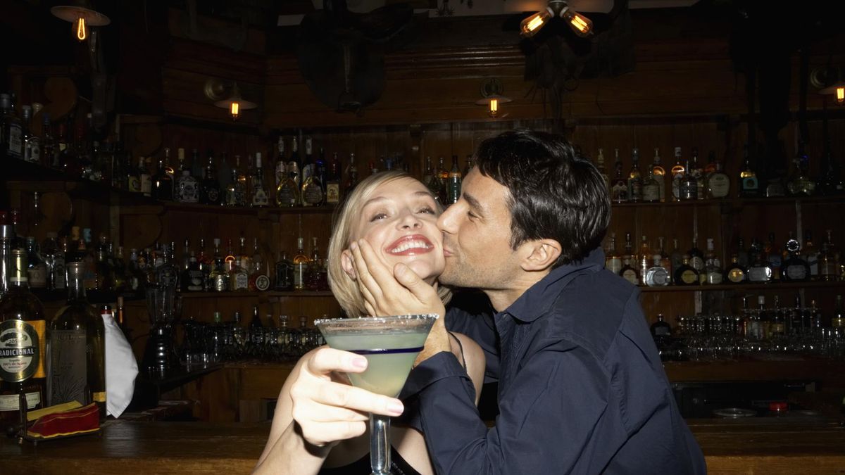 Czy przelotny flirt to już zdrada? Odpowiedź badanych nie pozostawia złudzeń