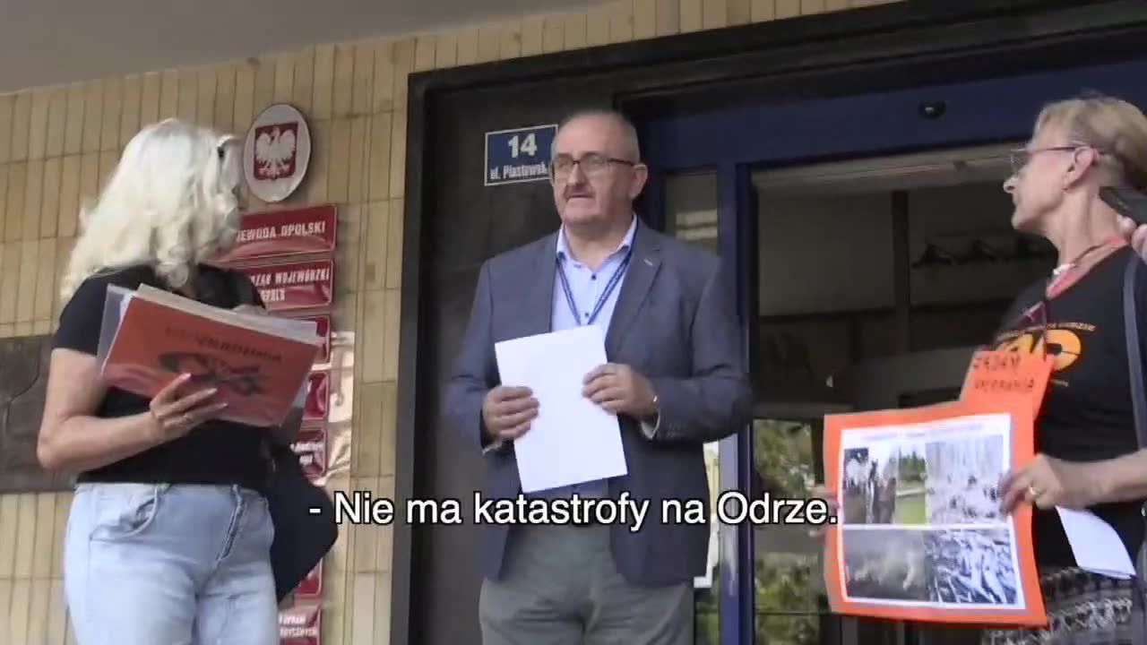 Protest przed Urzędem Wojewódzkim w Opolu ws. sytuacji na Odrze. Urzędnik: Nie ma katastrofy