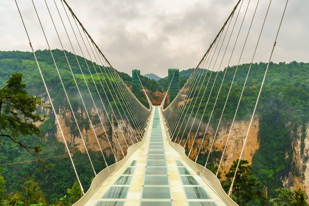 Szklane mosty – spacer po nich to nie lada wyzwanie! Sprawdź, gdzie je znaleźć