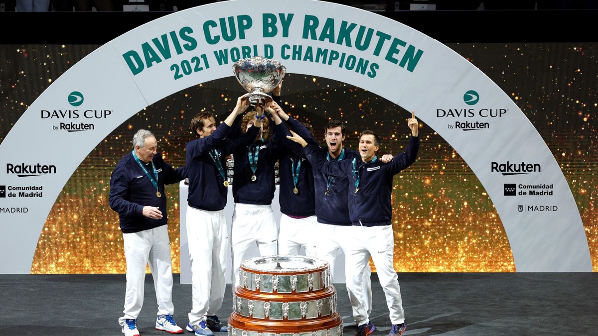 Zdjęcie okładkowe artykułu: PAP/EPA / Rodrigo Jimenez / Na zdjęciu: Rosjanie wygrali Puchar Davisa 2021