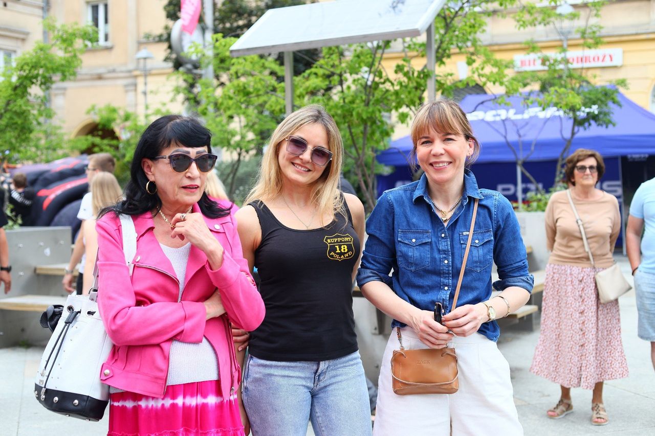 Kielce: Pokaz mody Ewy Łukawskiej na Placu Literatów podczas Budzenia Sienkiewki. Styl, kobiecość i szczypta szaleństwa