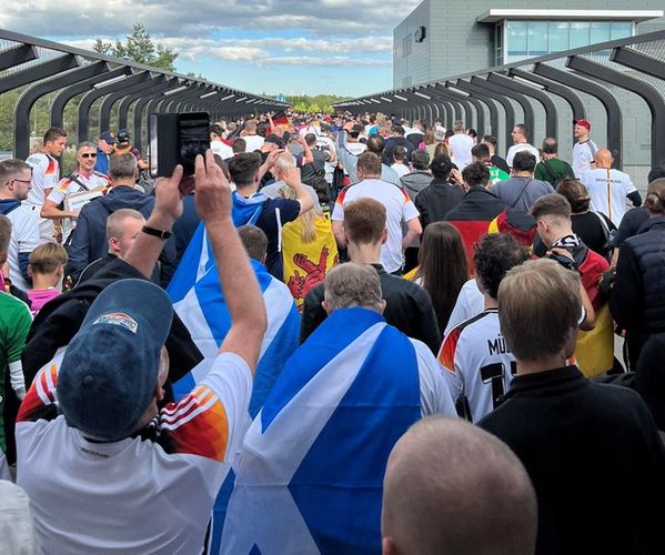 Kibice idący na mecz otwarcia Niemcy - Szkocja