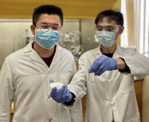 Profesor Hongfei Lin oraz absolwent WSU Chuhua Jia.