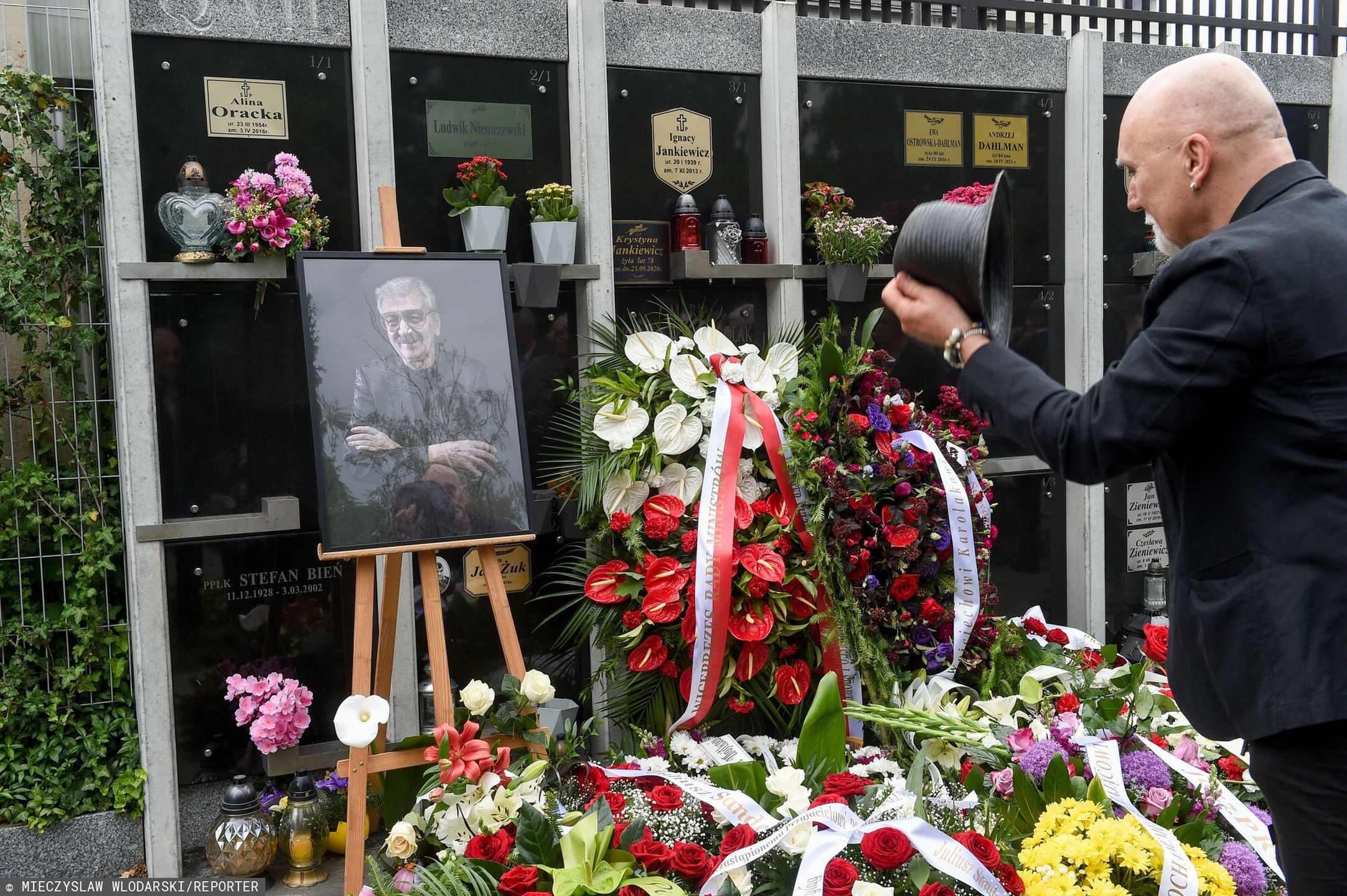 Pogrzeb Wojciecha Karolaka. Wzruszające przemowy jego przyjaciół - Vimarsana News