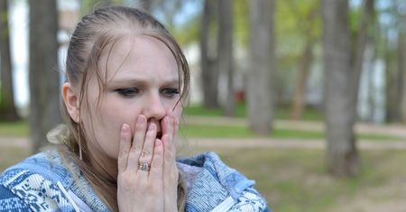 Onkolodzy biją na alarm. To widoczny i częsty objaw raka u młodych