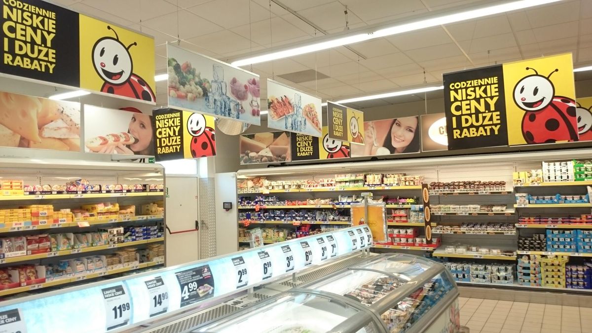 Decyzja Jeronimo Martins o otwarciu sklepów w niedzielę stanowi istotny zwrot w polityce firmy.