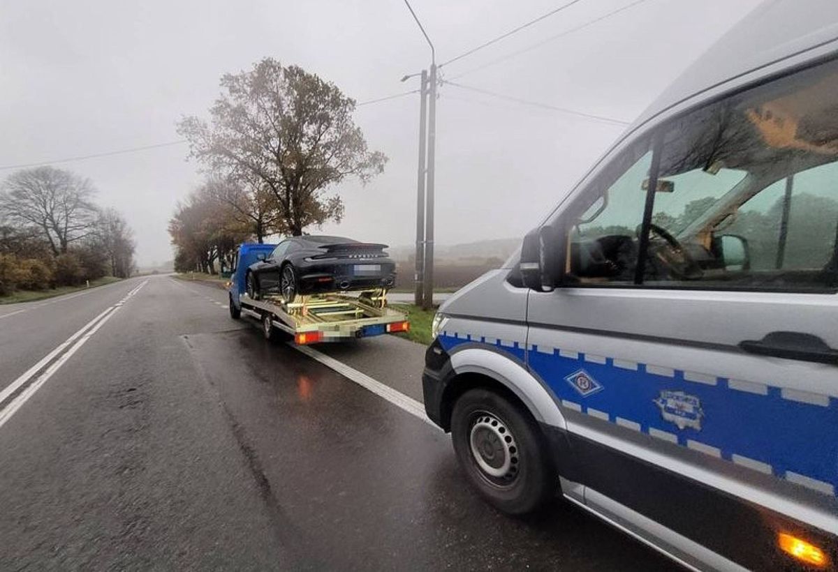 Jechał starą lawetą ze skradzionym porsche