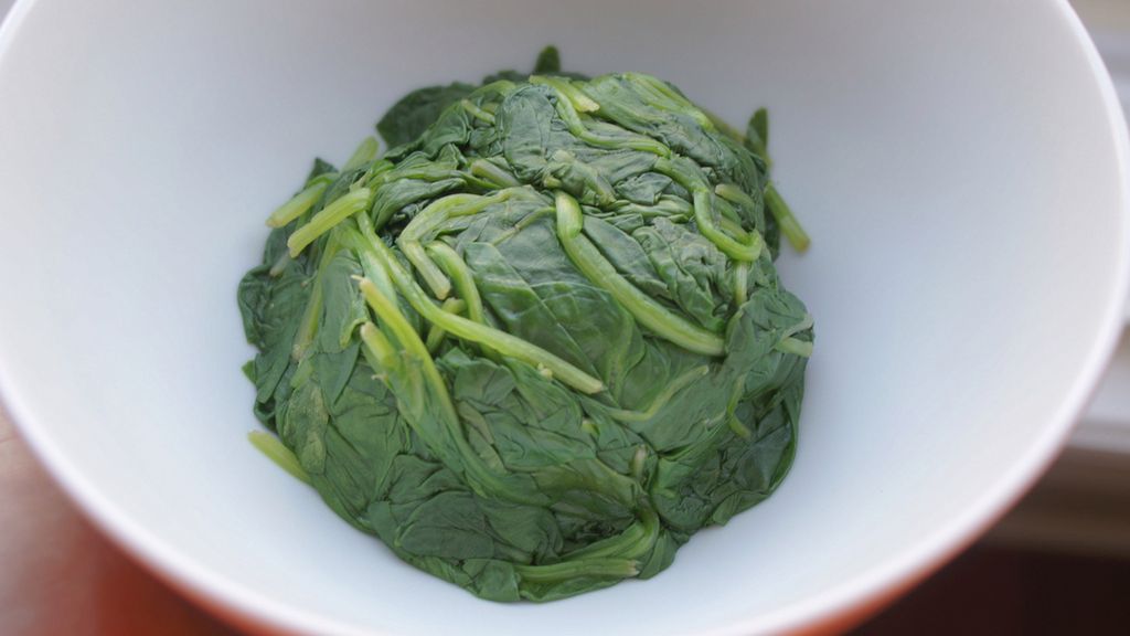 Szpinak gotowany z dodatkiem soli, odsączony