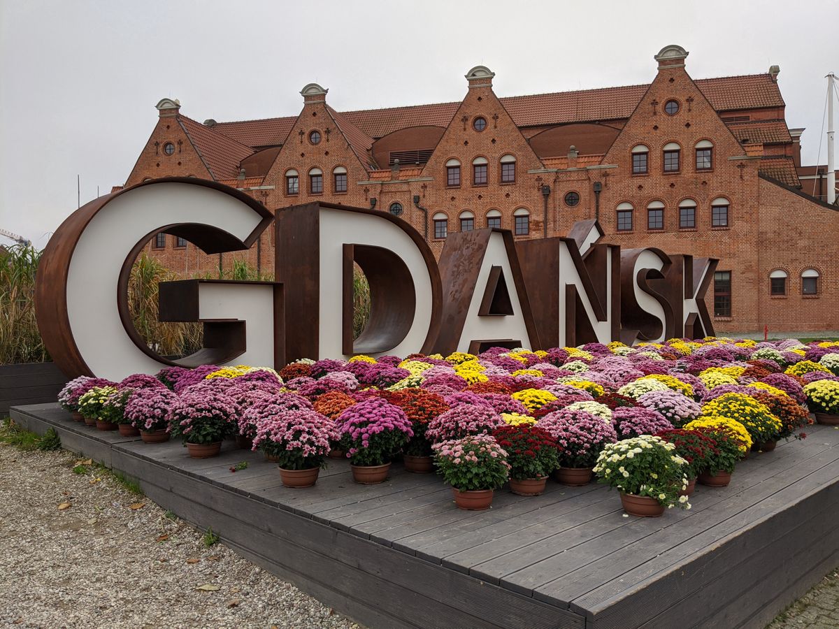 Kwiaty zakupione przez Fundację Gdańską stoją pod napisem "Gdańsk"