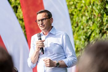 Morawiecki przemawiał. Nagle on i jego ludzie dostali SMS-y