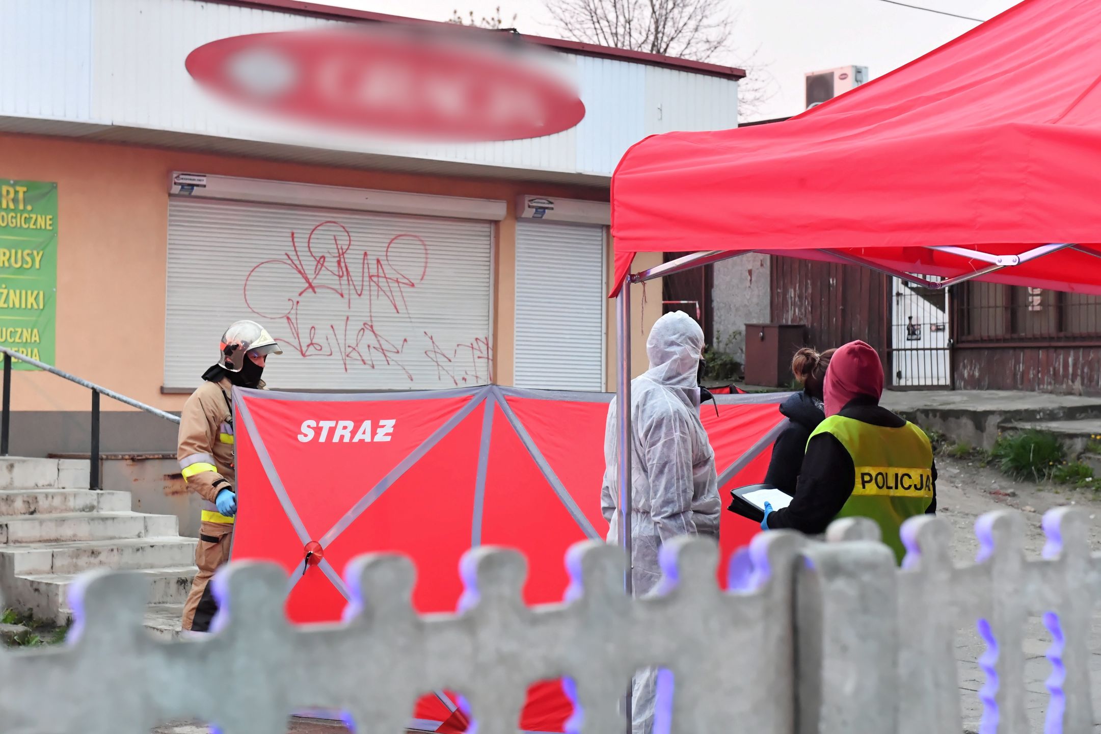 39-letni nożownik w Brzezinach zabił 41-latka i ranił policjanta.