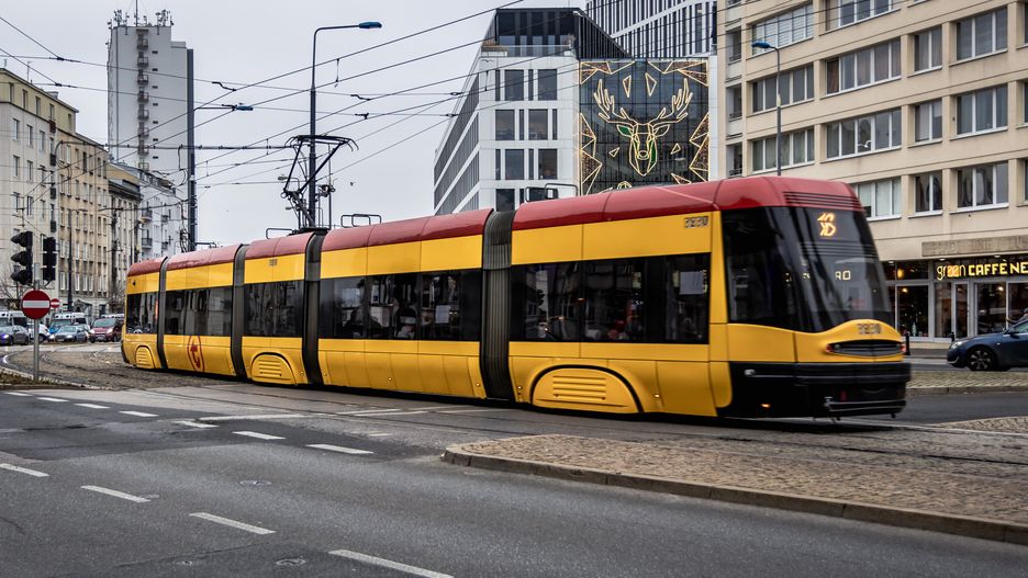 Tramwaj na ulicy Puławskiej w Warszawie - zdjęcie ilustracyjne