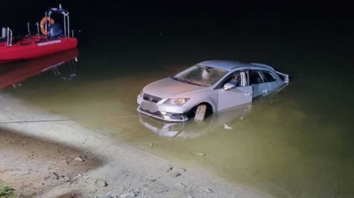 W Toruniu samochód wpadł do Wisły. Na miejscu służby nikogo nie znalazły