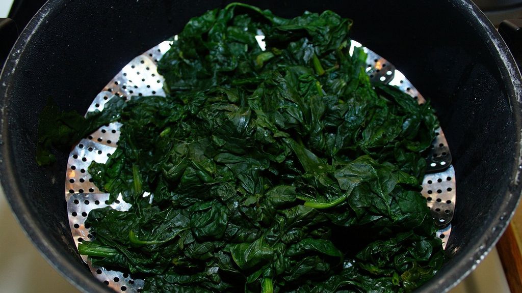 Mrożony krojony szpinak gotowany z dodatkiem soli, odsączony